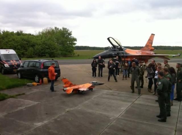 国外牛人自制F-16，还惊动了荷兰空军
